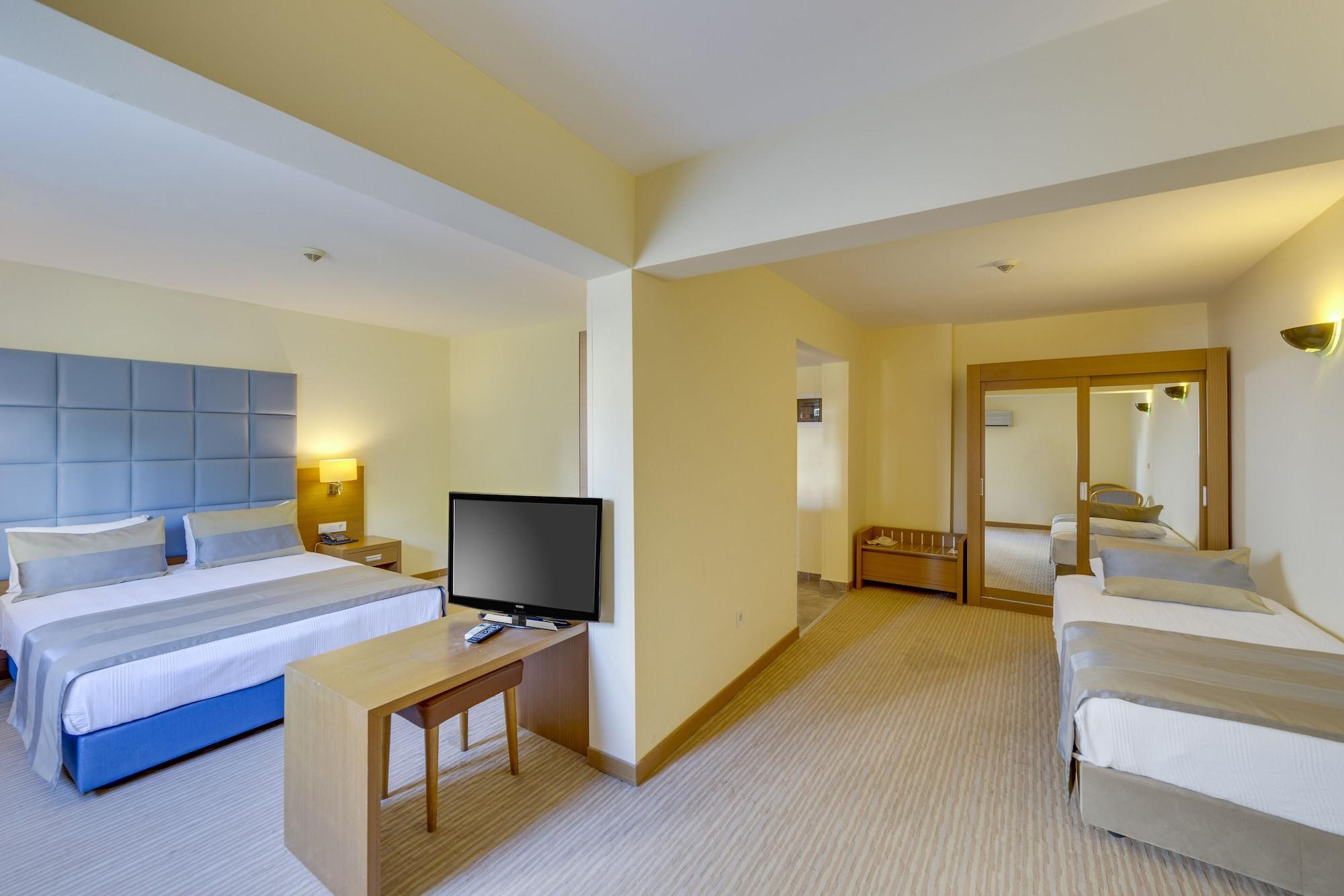 Marina Hotel Кушадасъ Екстериор снимка